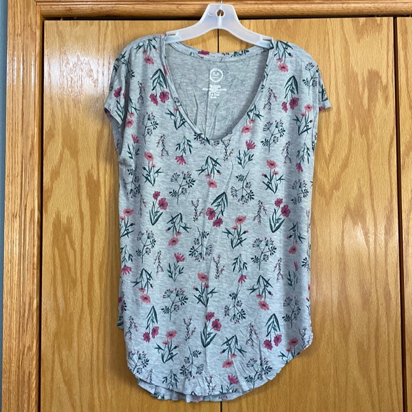 Maurices Tops - Gray short sleeve shirt with flowers